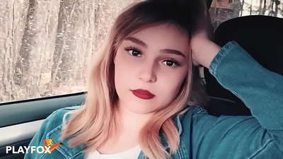 Babe seksi dengan gembira menghisap kad diskaun